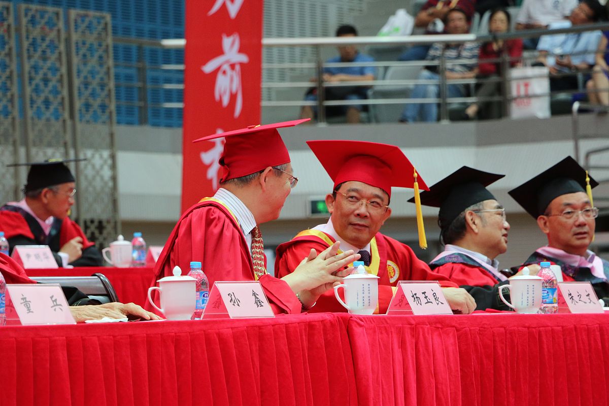 老师说：康康爸爸我们毕业典礼有个节目需要男家长表演你来哈。如何委婉拒绝高情商回复？