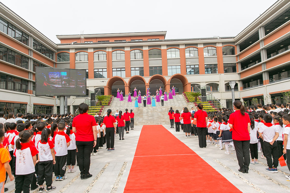 2021年9月28日,在江苏南通如皋市李渔小学,老师在诗朗诵《仰望国旗》.