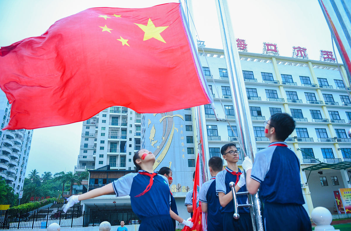 回望历史，心怀祖国：制作一份精美PPT的详细指南