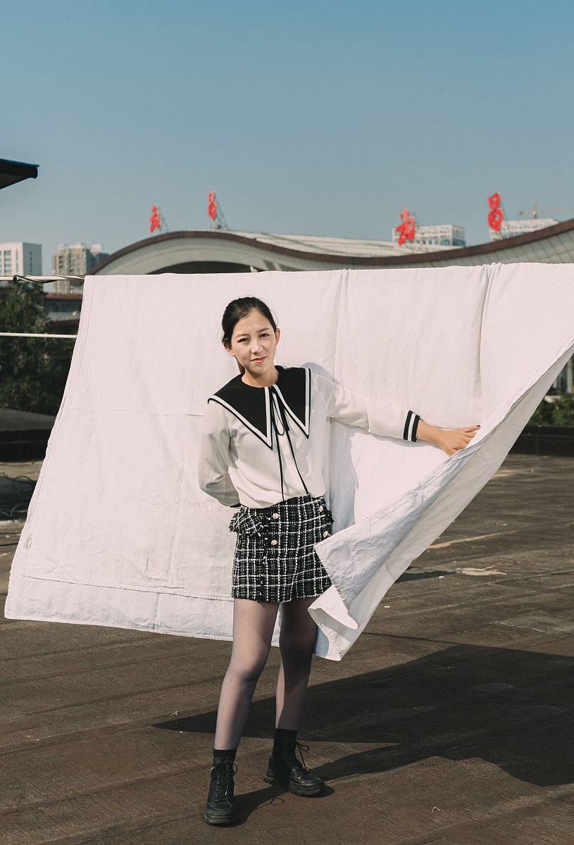 上班族女孩回复信息慢？别担心，我懂你！