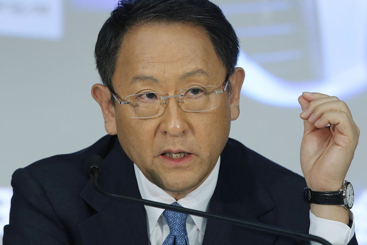 以下关于会计政策的选择哪项陈述是错误的？A 除非准则另有特别允许否则会计政策应一致地应用于所有类似项目。B 如果《国际财务报告准则》未涵盖关于某一特定问题的具体指引那么在选择会计政策时需依次参考相关的会计参考指引。C 会计政策可能要求财务报表中的某些项目需使用会计估计进行计量。D 会计政策是在无法精确计量某个项目时使用的具体判断和假设。
