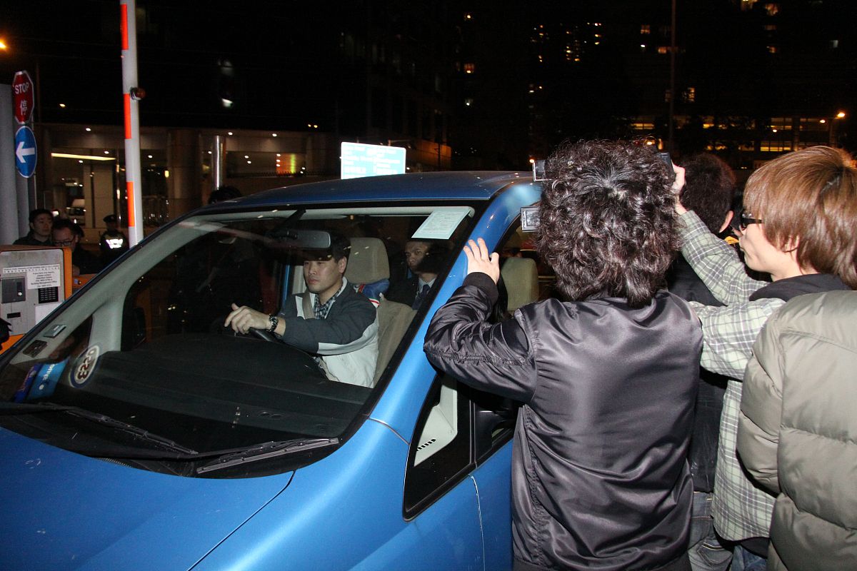 谦虚是日本人失却的美德之一。颔首低头以示恭敬功劳让与别人得意时不忘形互相礼让秉持一颗审慎谦卑之心。人生在世有时需要强调自我坚持自己的主张。但是谦虚这个有代表 性的美德渐渐被我们遗忘却不能不说是日本社会莫大的损失。生活在 这个国家里不再感到愉悦失却谦虚礼让是原因之一——这绝不是我一 个人的想法。确实对凡人而言要始终保持谦虚绝不是容易的事。我这么强调谦虚但骄傲自大之心有时仍然让我有些趾高气扬。在精密陶