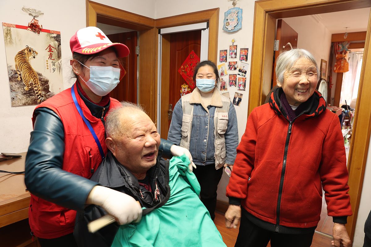 结合当前社会形势与计算机专业谈谈作为中国新时代新青年应当如何践行使命与责任不少于4000字