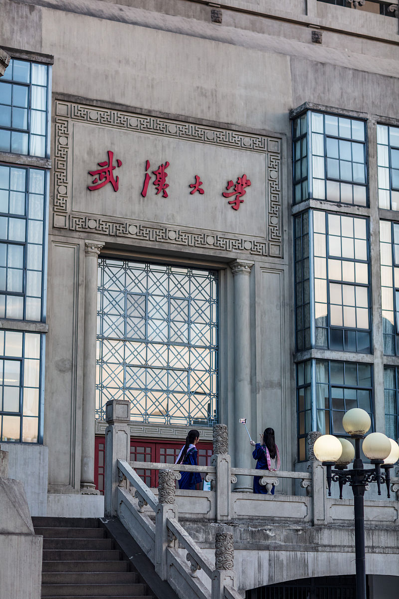 2020年6月8日,武汉大学迎来首批返校毕业生.学生在校园内合影留念.