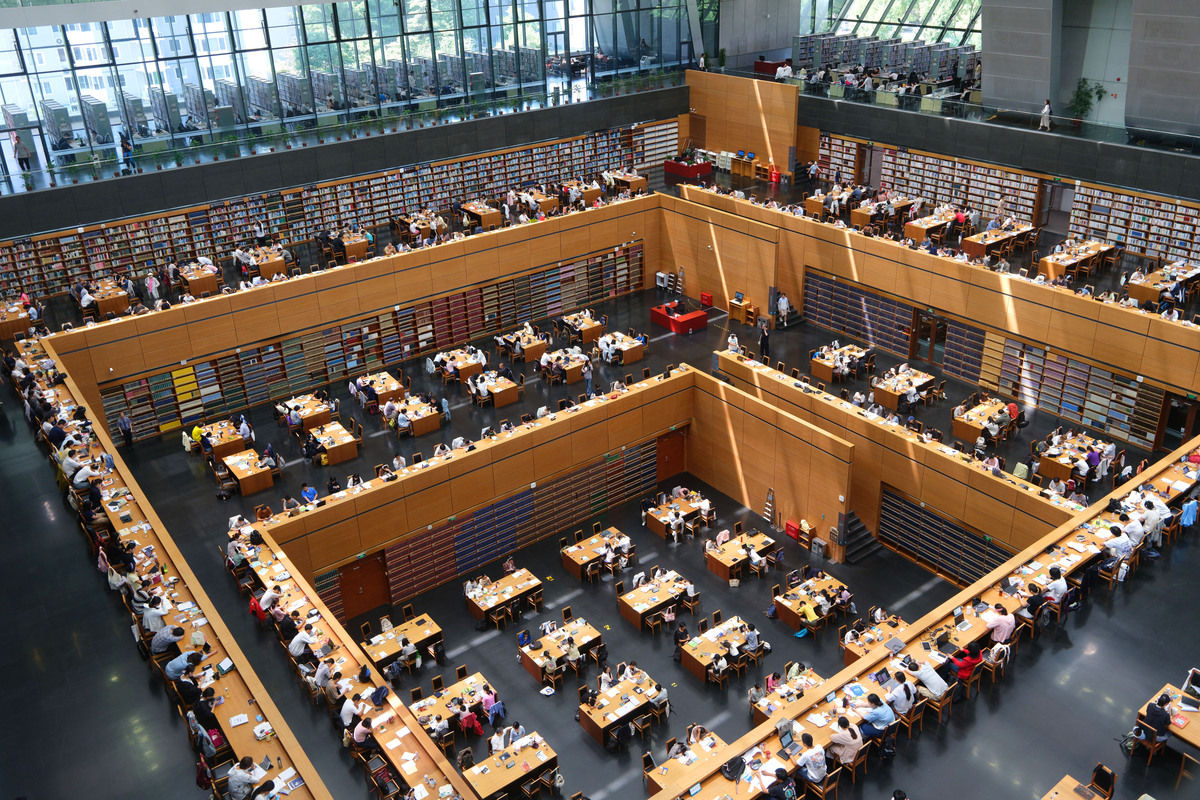 写一篇英语作文：写一封信给你的大学图书馆为改进它的服务提出建议你应该在答卷2上写大约100个单词。