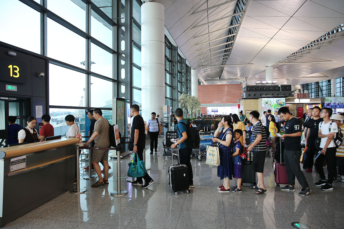 为了等2名外国人登机！300名华人苦等3个小时男子当场发飙4月8日航空公司为等2名外国人登机让300名乘客苦等3个小时引起了乘客的强烈不满和怒斥。