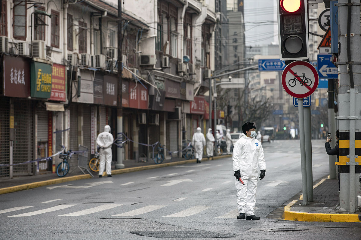 当地时间2021年1月22日,上海,防疫人员正在组织转运居民入住宾馆集中