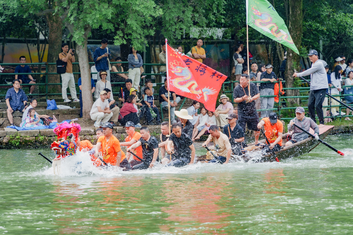 630日记光阴似箭日月如梭转眼间三下乡暑期社会实践活动就进入到了尾声。这是一个非常有意义和难忘的旅程今天我们来到了三明清流县会想起一天的经历说实话还是有点遗憾的。原定的计划是去林畲去毛泽东同志的故居、去赏桂花但考虑到时间问题不得不放弃这一行程随后我们来到了文化馆但馆长却不在正心灰意冷的我们却听说今天有龙舟下水的活动工作人员强烈推荐我们去看看于是我们就来到了举办的地点。我所了解龙舟比赛是中国传统文化