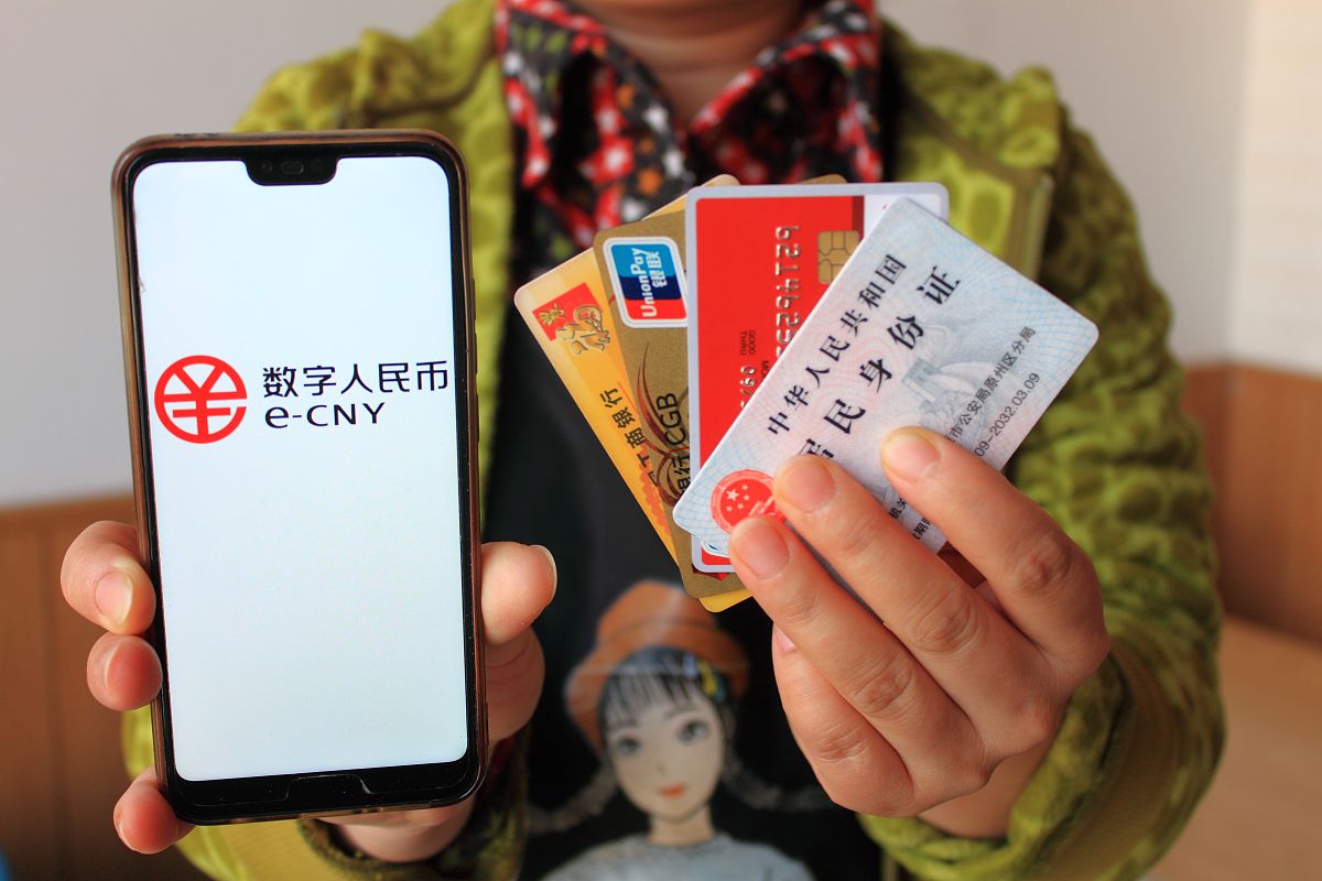 2022年1月4日,北京,市民在手机下载并注册体验数字人民币(试点版)app.