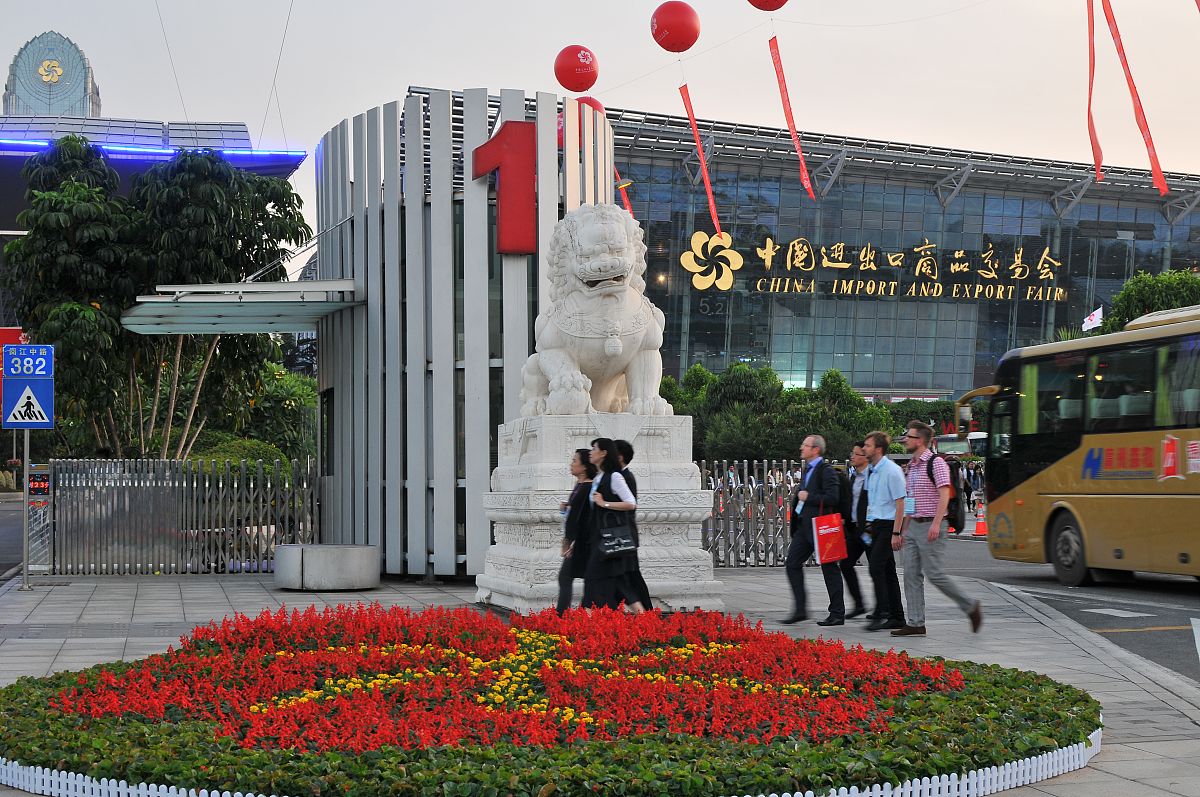 精简概括以下内容为何新加坡总理和法国总统访华都去广州从历史渊源来看广州是中国的南大门作为中国2000多年来唯一从未关闭过的对外通商口岸、古代海上丝绸之路发祥地之一千百年来千年商都广州一直是我国对外交流、贸易的重镇可以说是蜚声海内外。在历史上广州也曾在中法、中新的交往中扮演重要的角色。300多年前来自法国的安菲特利特号两渡重洋来到广州拉开了中法两国远洋贸易的序幕。1777年路易十六决定在广州开设领事