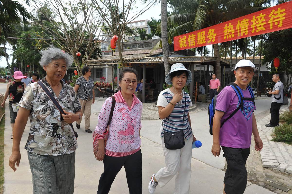在暑假期间为积极响应学校以及学院的号召努力提高自己动手等各方面的能力我利用假期的机会在广西桂平市油麻镇西亭村村委会进行了七天的社会实践。我很珍惜而且重视这次实践因为我明白它是一项综合性的、社会性的活动是一个由学校向社会接轨的环节是学校学习和社会工作之间的一大模块。它是密切连着学习和工作的链子扮演了把学到的文化理论知识正确运用到工作中的角色。是我们必须做到用理论去指导实践用时间去证明理论。因为所学的