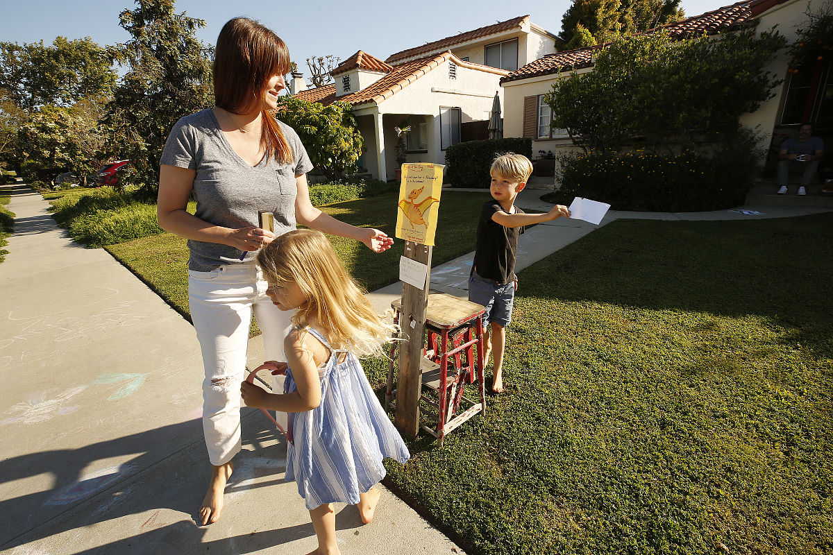 猜谜语：五岁小孩吃牛肉，满堂宾客都回头！