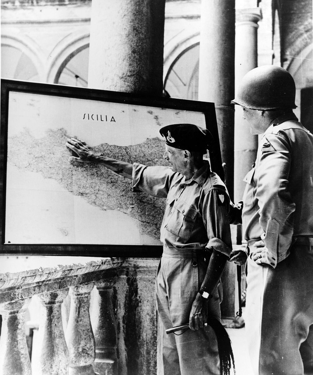 1943年,在西西里岛战役中,英国陆军元帅蒙哥马利和美国陆军中将乔治·