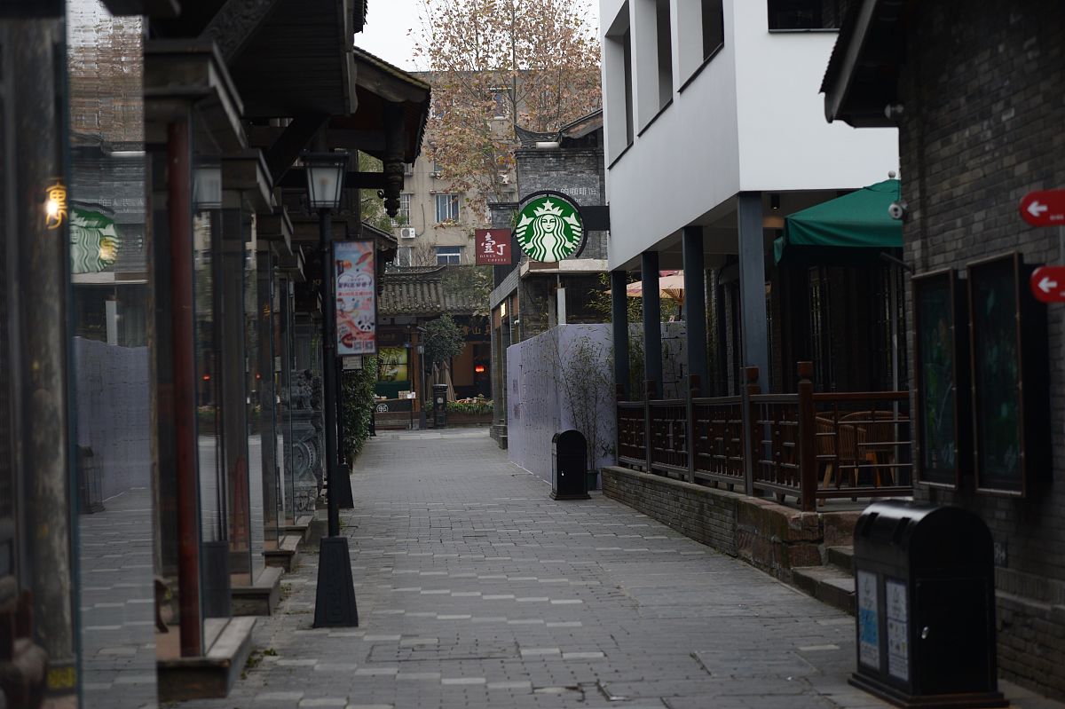 对以下文本进行凝练：宽窄巷子、成都、文化、特色、巷子、5个高频词成为网络结构的中心词。其他高频词散布于以上5个中心词的周围网络图中的连线表示高频词之间的关系。结合在线评论文本的原内容以及宽窄巷子旅游景区的特点。图中的数值是指高频词间所指箭头越多说明这两个高频词在原始在线评论文本语句中共同出现的次数越多关系越紧密形成文本语句的关键信息。共词矩阵有助于理解各个高频词之间的关系作为辅助分析语义网络图的数