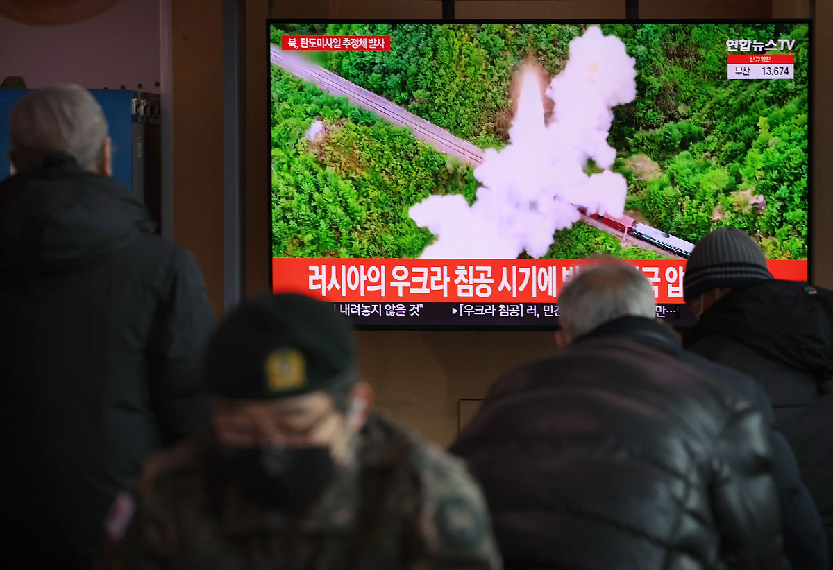 月27日,韩国首尔,电视中正在播放有关朝鲜发射疑似弹道导弹的<strong>新闻</strong>报道