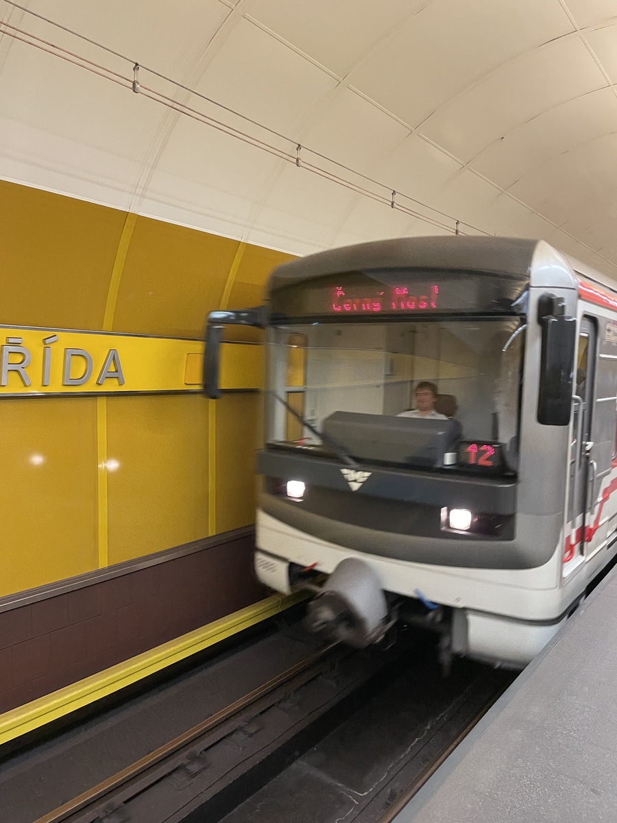 城市轨道交通车辆使用与检修：保障安全与顺畅的关键