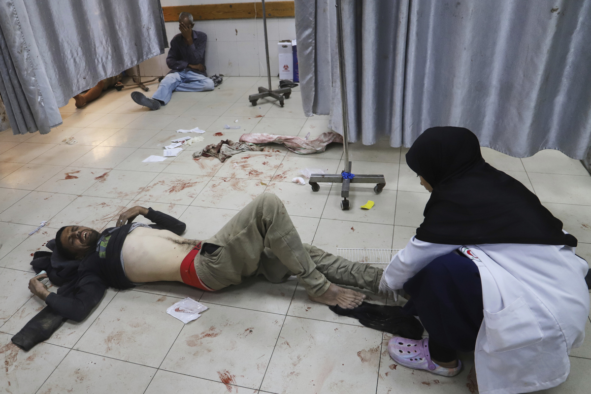 甲跳楼把乙砸死了甲却还活着甲应该判什么最