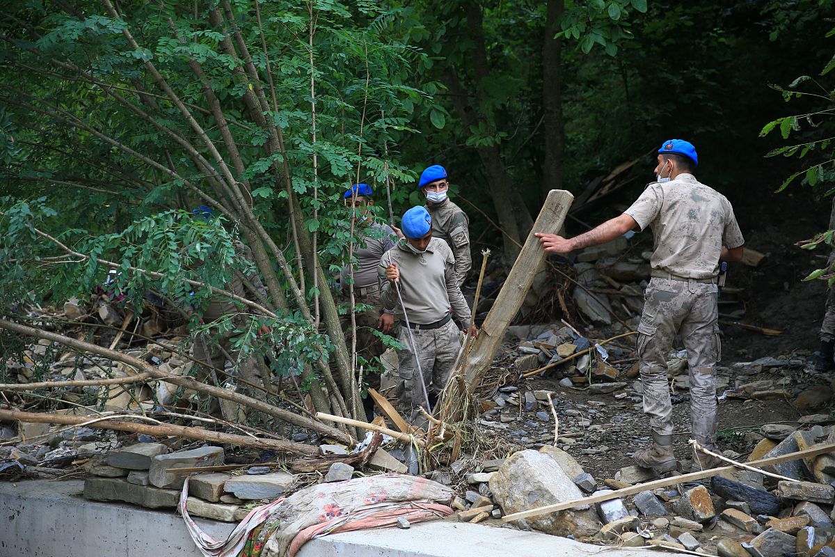 当地时间2021年8月14日,土耳其巴顿省,1名80多岁老