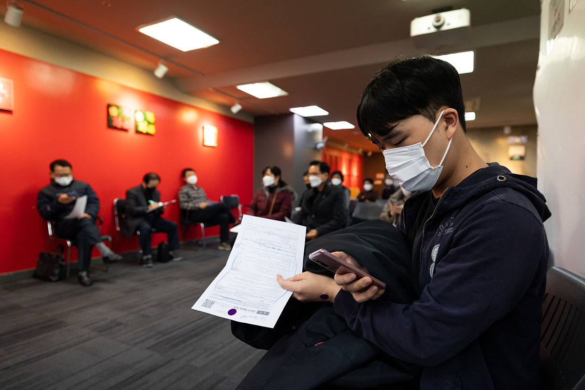 当地时间2021年12月16日,韩国首尔,民众在医院接种新冠疫苗.据韩国《