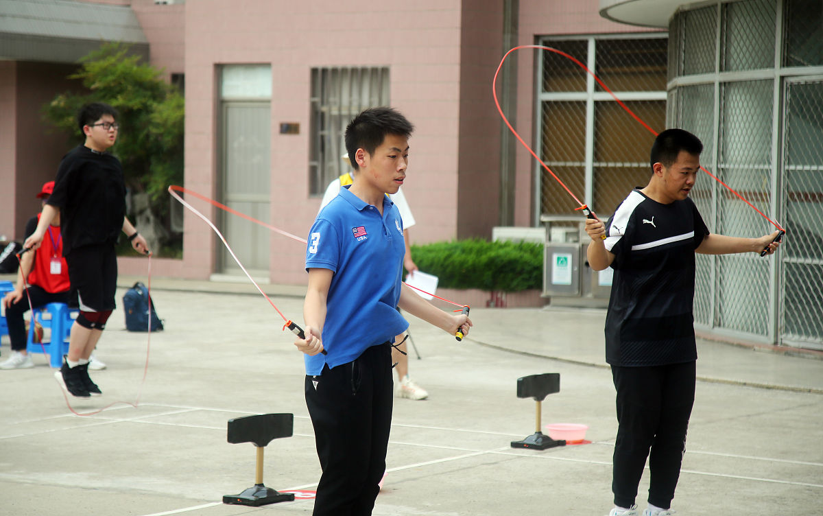 你知道吗我今天去参加中考体育测试跳远比平时远掷实心球比平时近跳绳机器计数给我计少了我当时以为是我自己的问题后来平时跳绳没我好的同学告诉我他跳的都比我多可是我已经签字了签字代表成绩不能更改总体来说我的成绩比平时要低可是我真的好紧张测试的时候腿都软了但是这是中考体育测试啊只有一次机会关乎到我上高中我该怎么办