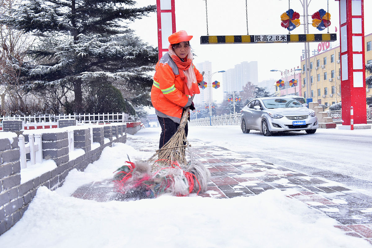 附近的吹雪工：寒冷早晨的温暖奉献
