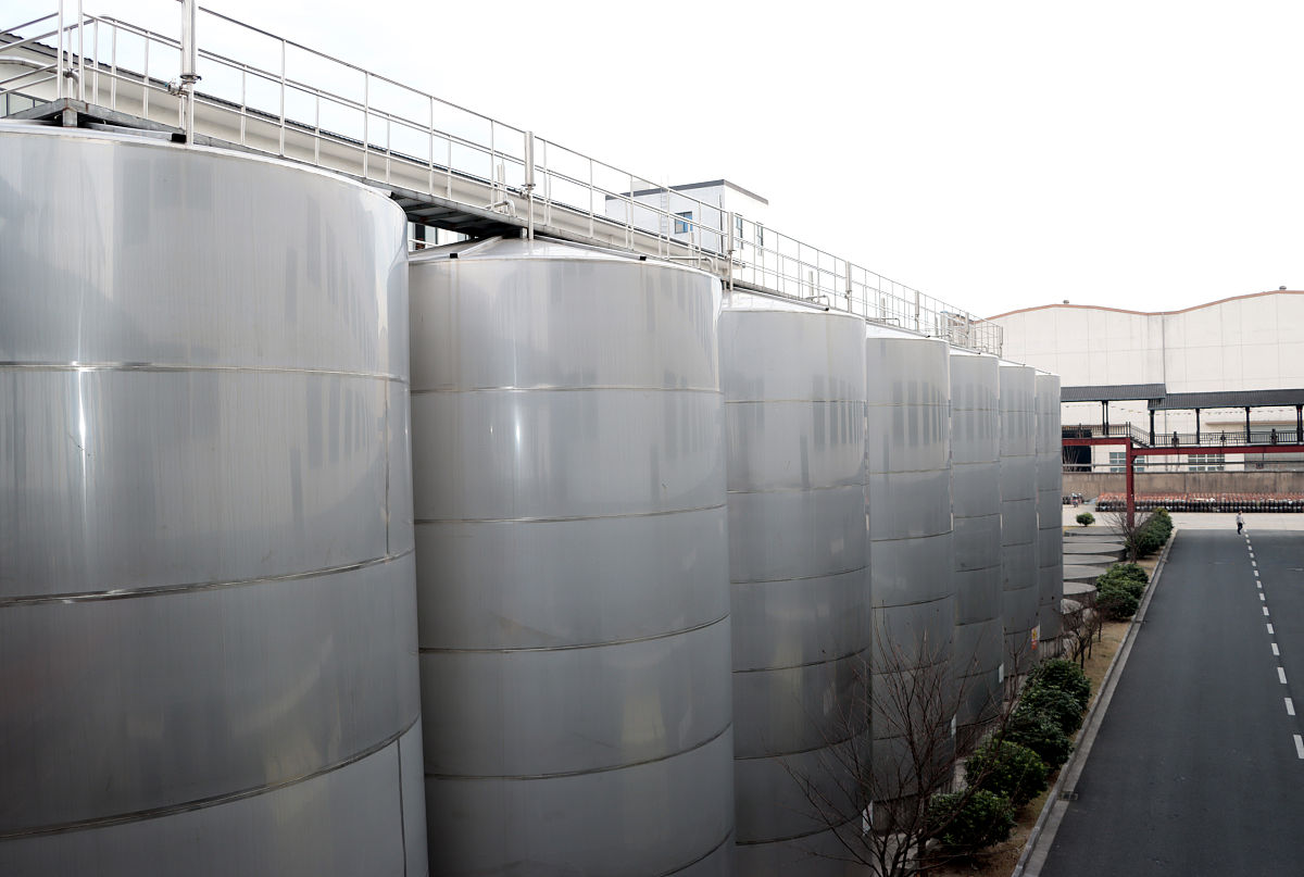 水玻璃储罐的优点 - 耐腐蚀、透明、密封、抗压、容量大