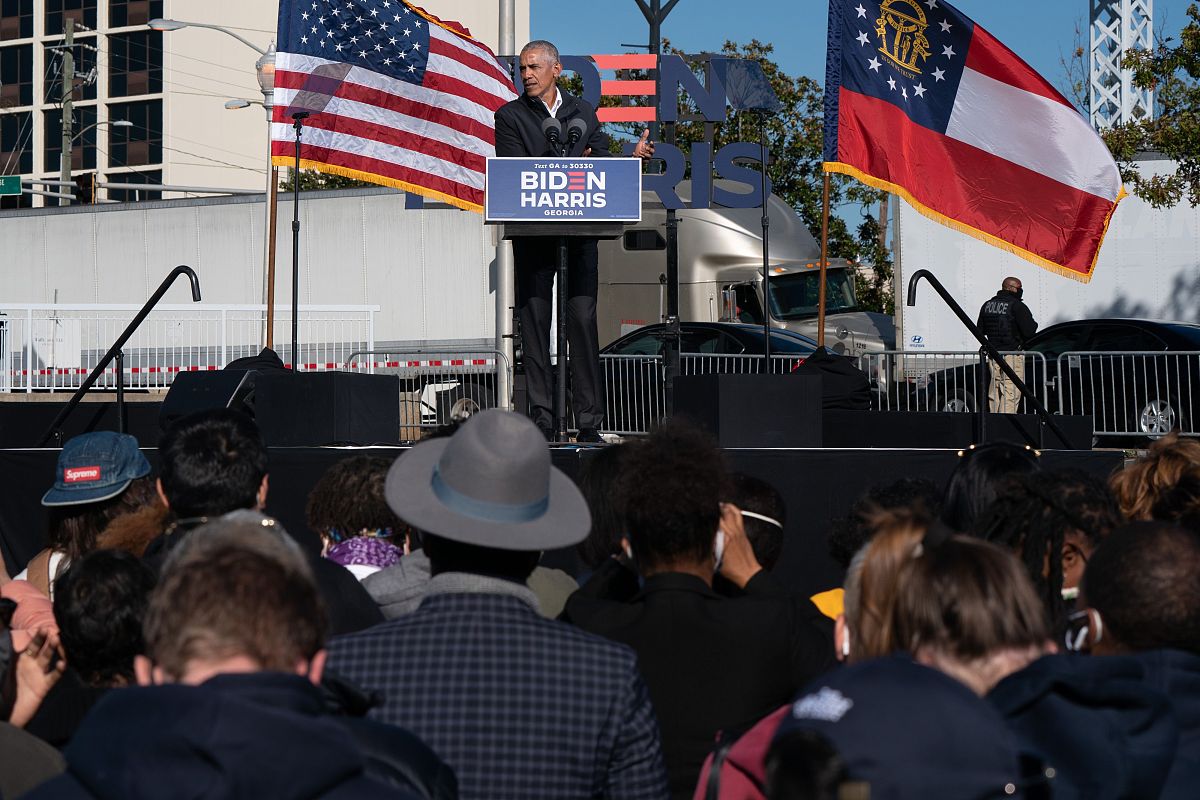 please translate the following English words to Chinese 1 Former President Donald Trump has been arraigned on criminal charges related to his actions during the January 6 insurrection at the US Capito