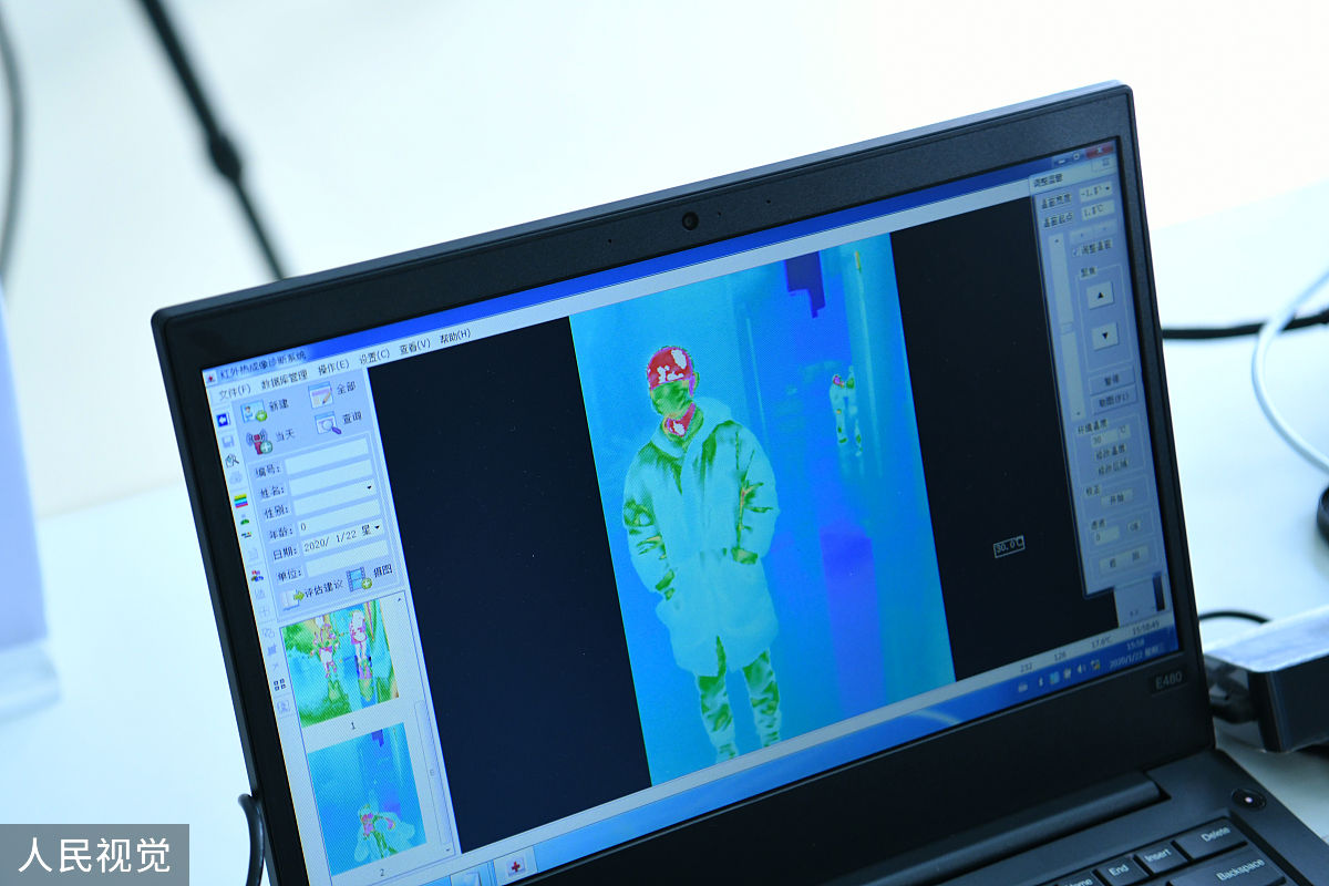 将下面这段话降重：特点就是可以使全世界任何地方的人产生联系即不需要 耗费大量人力物力在各大城市建立相关机构可以选择 各方联合线上评估的方式节约用户和运营商纠纷中产生 的成本也节省了该机构运营过程中产生的人工和时间 成本。 综上所述我国面对复杂多变的虚拟财产价值评估纠纷 时推行以法定机构为主联合多方成立专门机构综合运 用三种方法可以得出较为客观、合理的评估结果。 四、结语 在经济高飞、信息膨胀的今天
