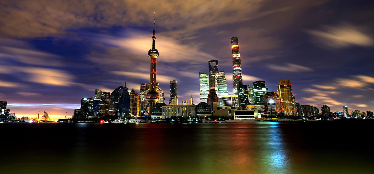 2021年7月16日清晨,上海浦东,远眺陆家嘴东方明珠日出风光.