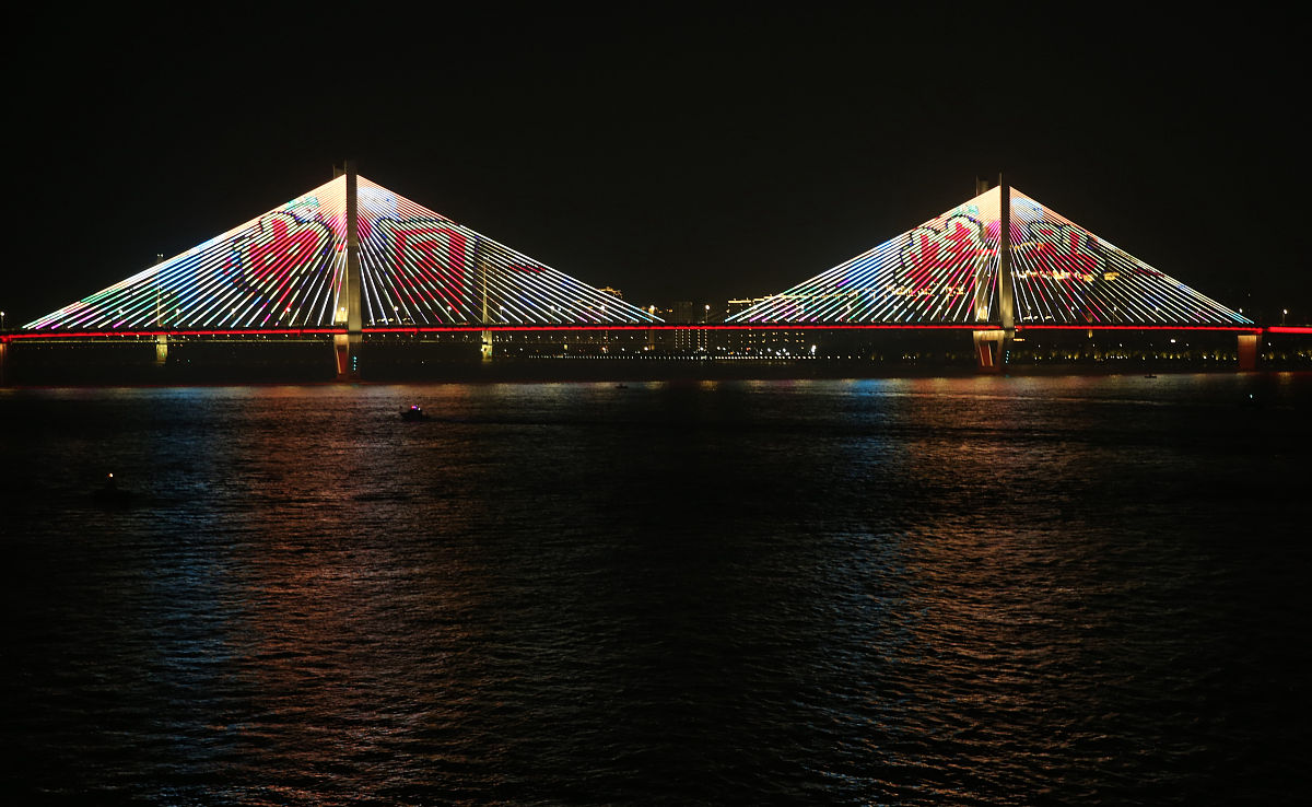 用杜甫的风格写三峡大坝