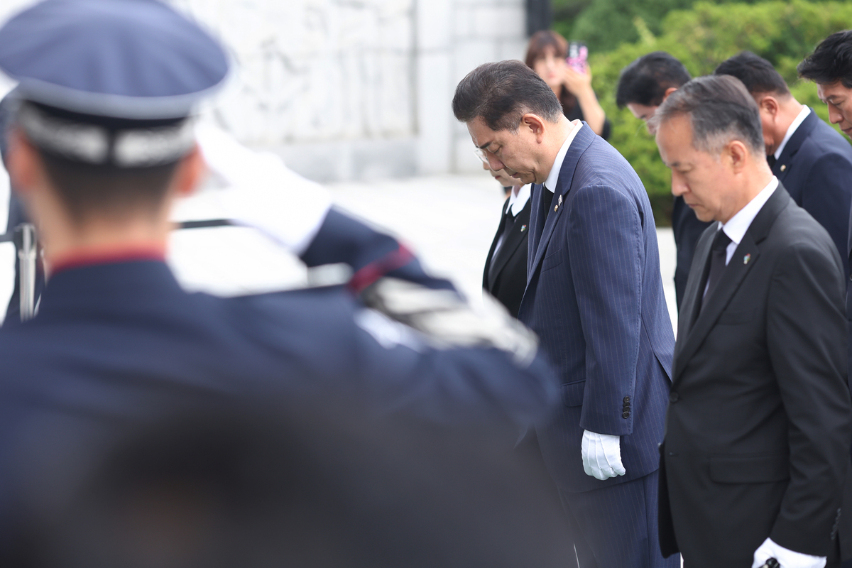 通过安倍晋三和 岸田文雄 遇刺案例的对比反观如何提升警卫人员的业务素质和能力？ 600字