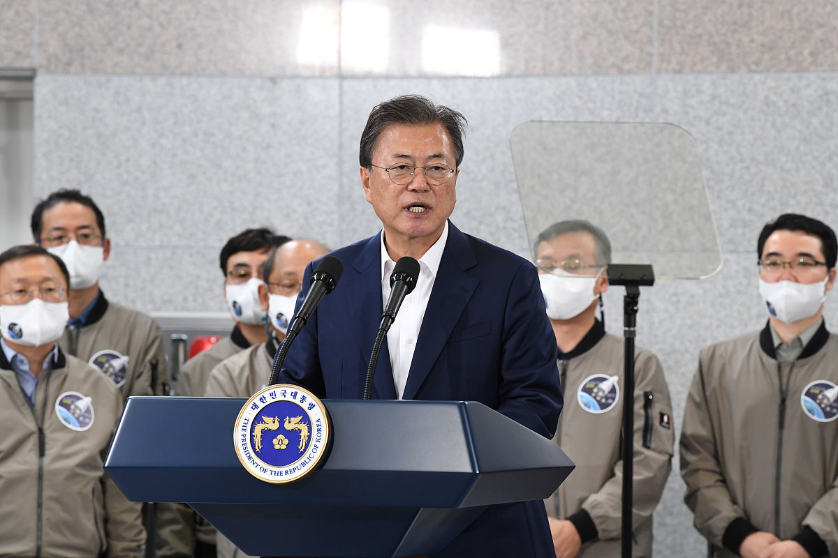 当地时间2021年10月21日,韩国高兴郡,韩国自主研发的"世界"号运载火箭