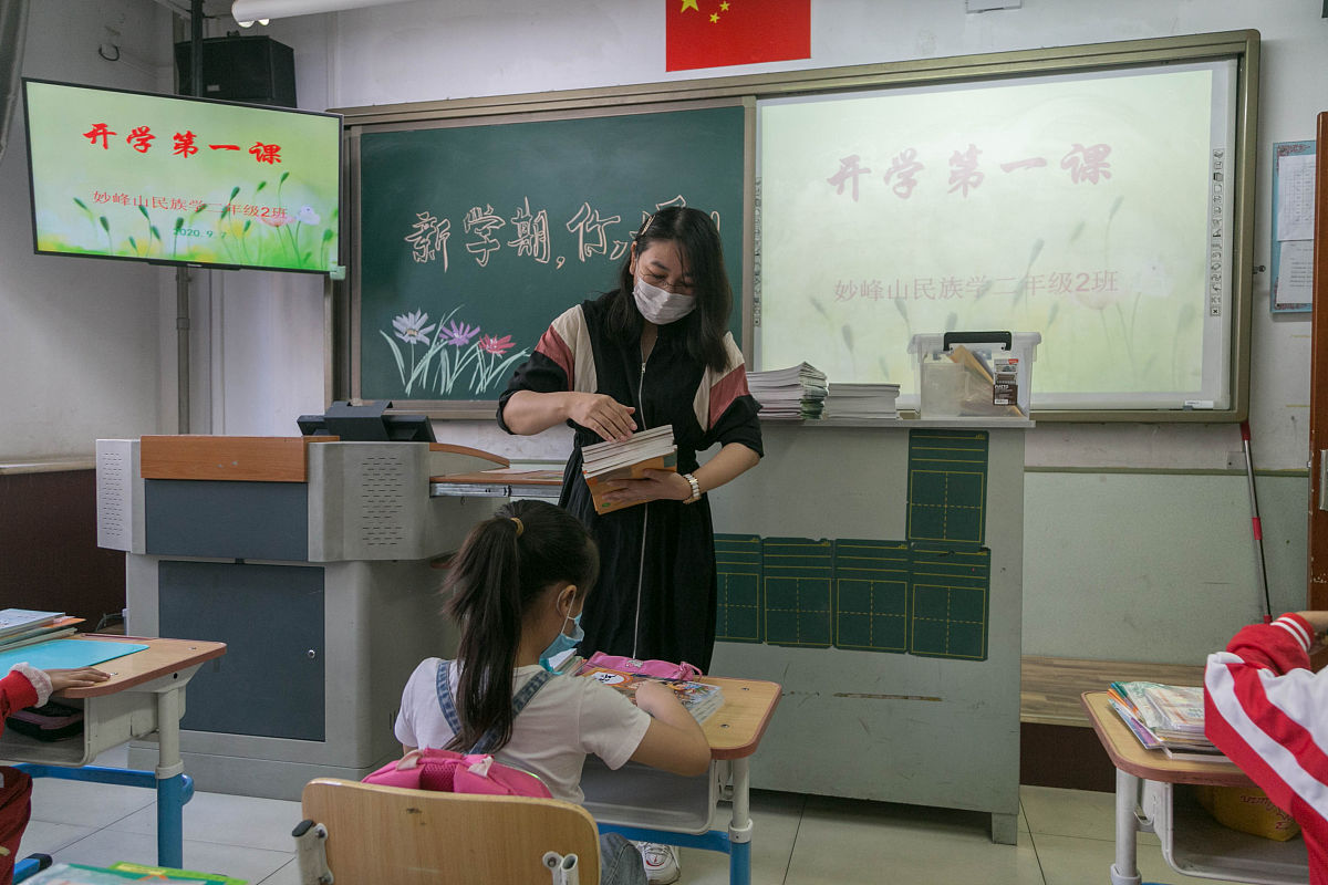 小学班干部经历：副班长、体育委员、领读员