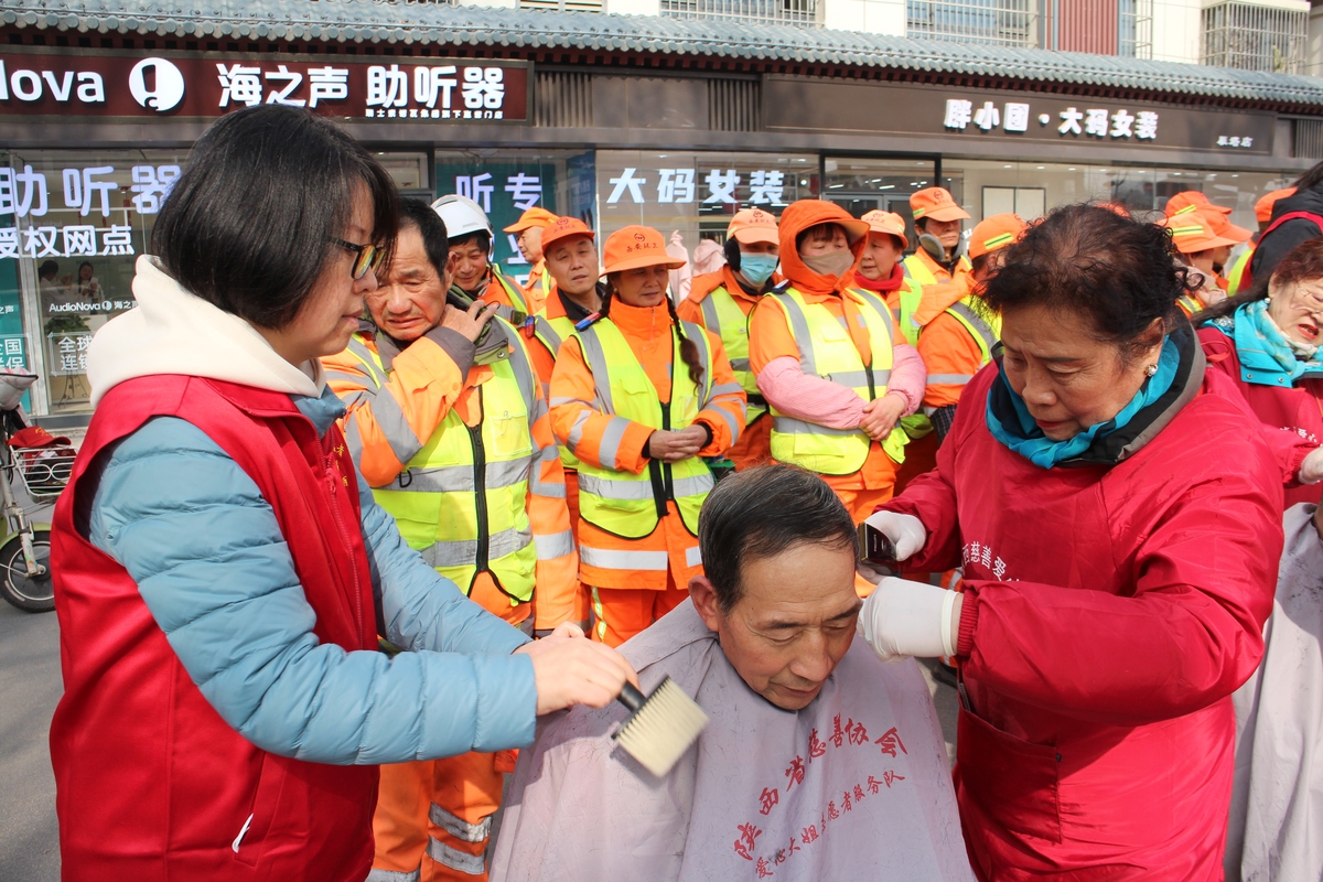 2026年2月1日,陕西西安,爱心志愿者为小寨东路环卫站