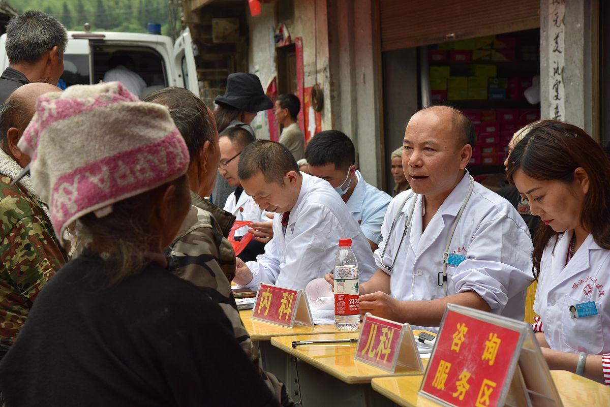 你是一名学生现需要你填写暑期三下乡立项书该社会实践的选题为：农村医疗普及和改革发展走访调查。请你写出该社会实践项目的：1实践背景。2实践目的。3实践主题。4实践内容及安排。5预期成果。每项不超过150字要求逻辑自治。