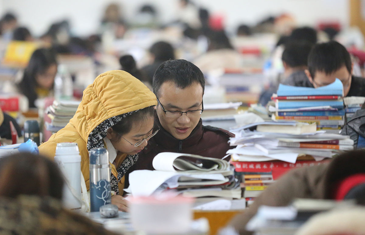 2013年12月22日,湖南省衡阳市,南华大学考研学生正在紧张地复习进行最