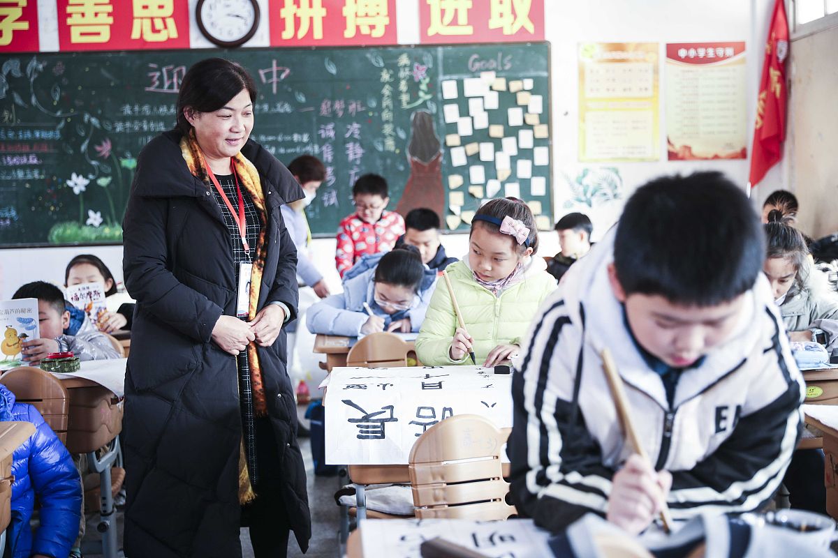 2020年11月29日,江苏淮安,考生在考场上书写.