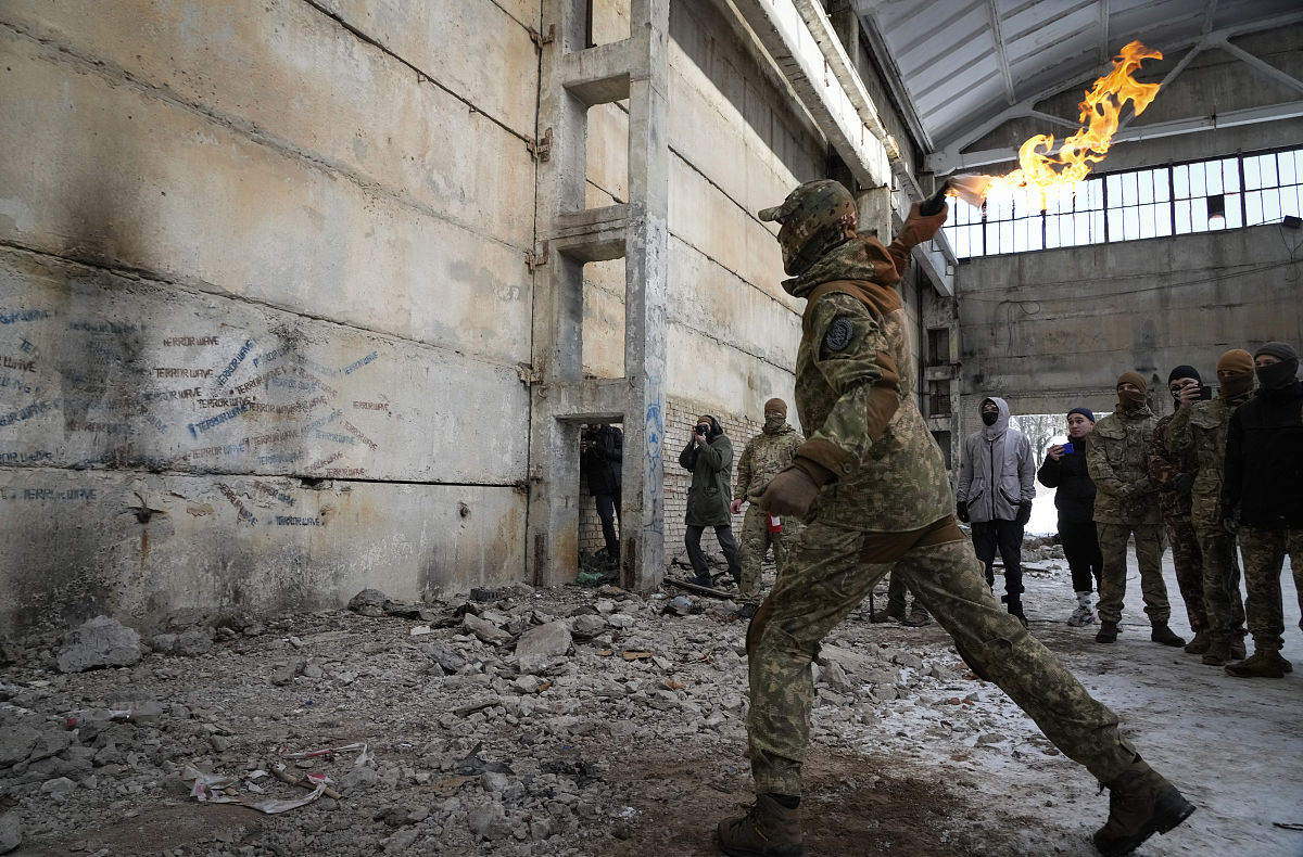 Gunpowder was invented by people seeking better weapons in Chinaand was introduced to the Arab world and Europe in the Yuan dynasty这句话是对的还是错的