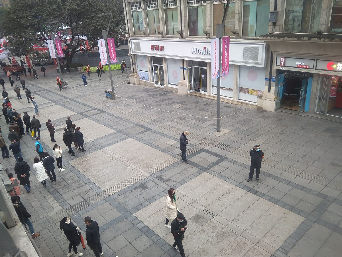 结合2022年中国居民收入和消费支出情况呈现具体数据介绍好利来烘焙行业的经济环境