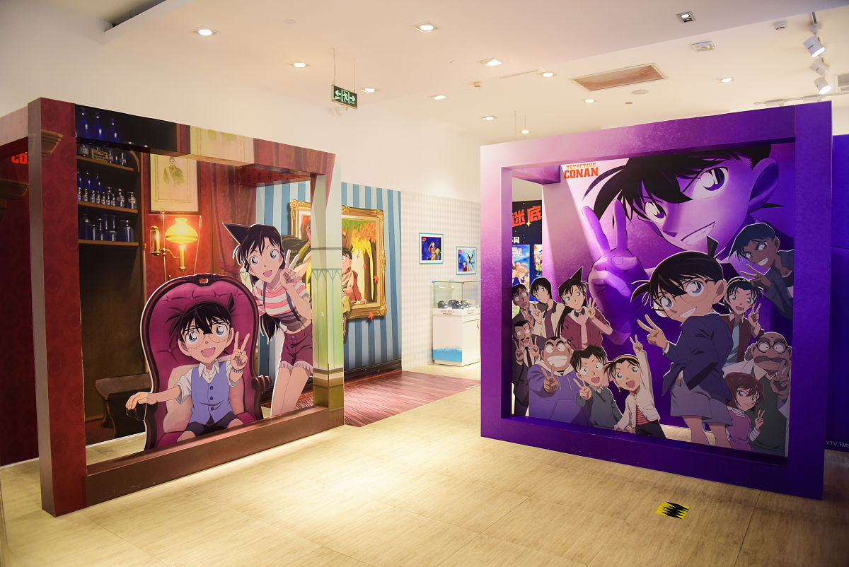 帮我写一个长相帅气的17岁高中生穿越《名侦探柯南》的故事