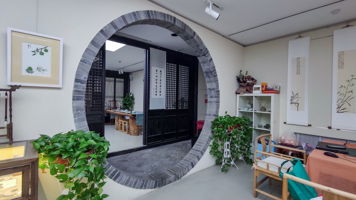 我正在装修房子，许多麻烦事，怕遇到很多坑，需要一首古诗表达我的心情