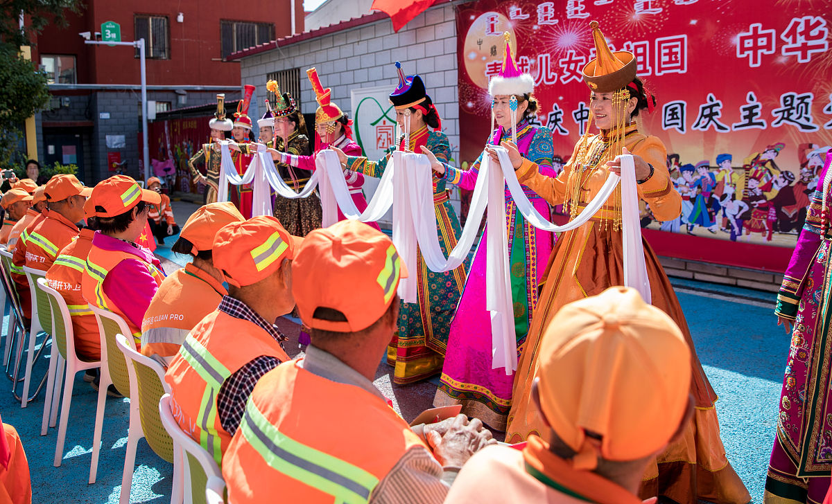 中国56个民族的风俗习惯：多元文化之旅