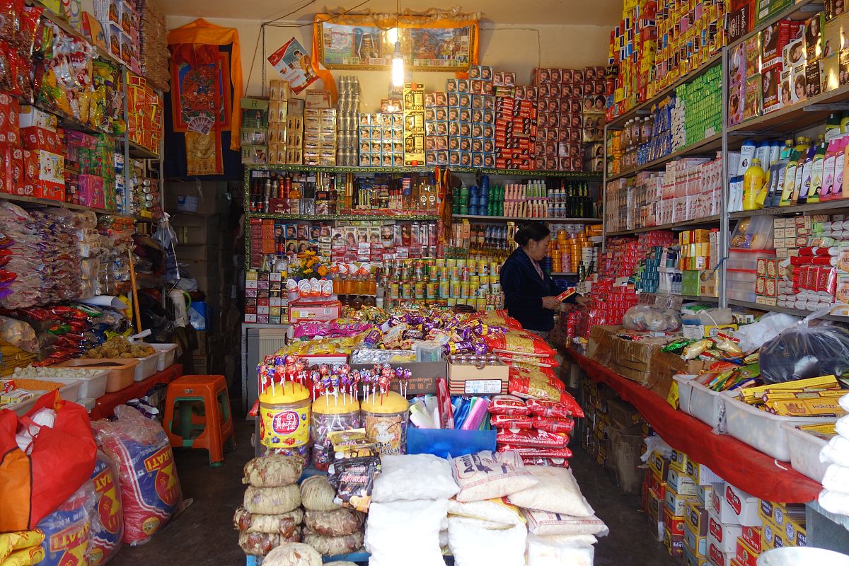 2014年8月6日,西藏拉萨,八角街一家东南亚特产店里,各种小商品琳琅满