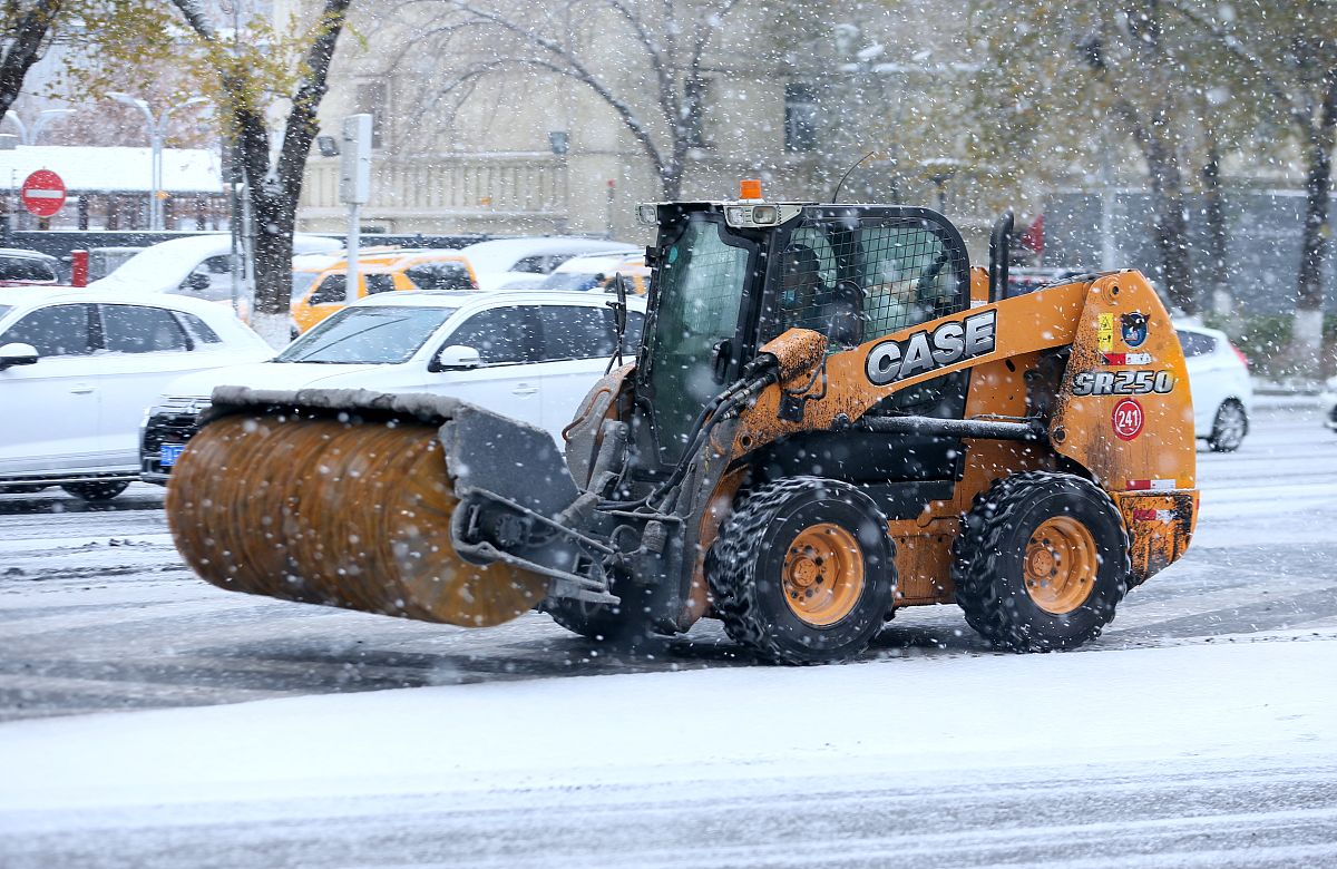 2021年11月4日,受冷空气影响,乌鲁木齐市出现降雪天气.清雪机械上路作