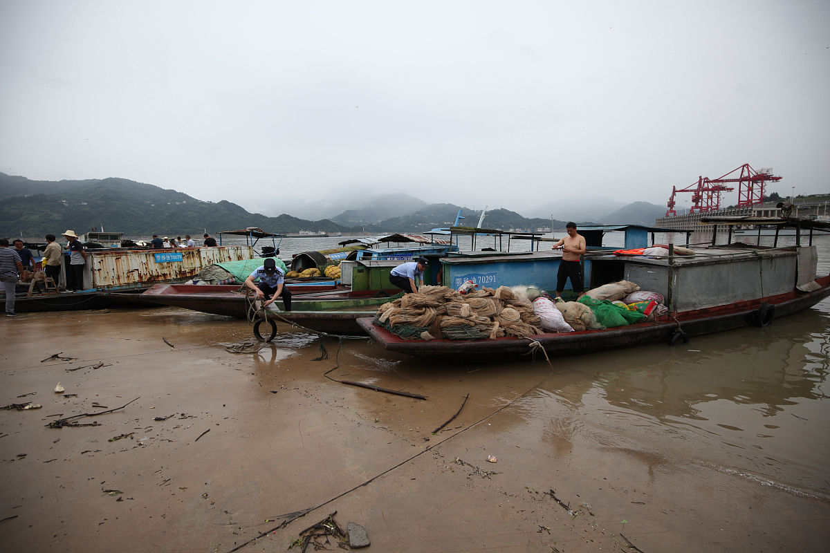 2020年7月16日,在湖北省宜昌市秭归县物流园码头,民警帮助主动上缴渔