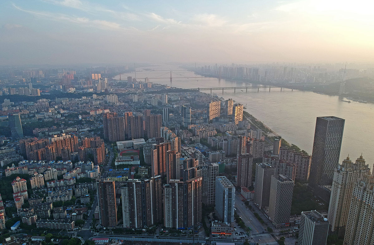 2019年5月26日,武汉骤雨停歇,蓝天下的城市美景尽收眼底.(航拍图)