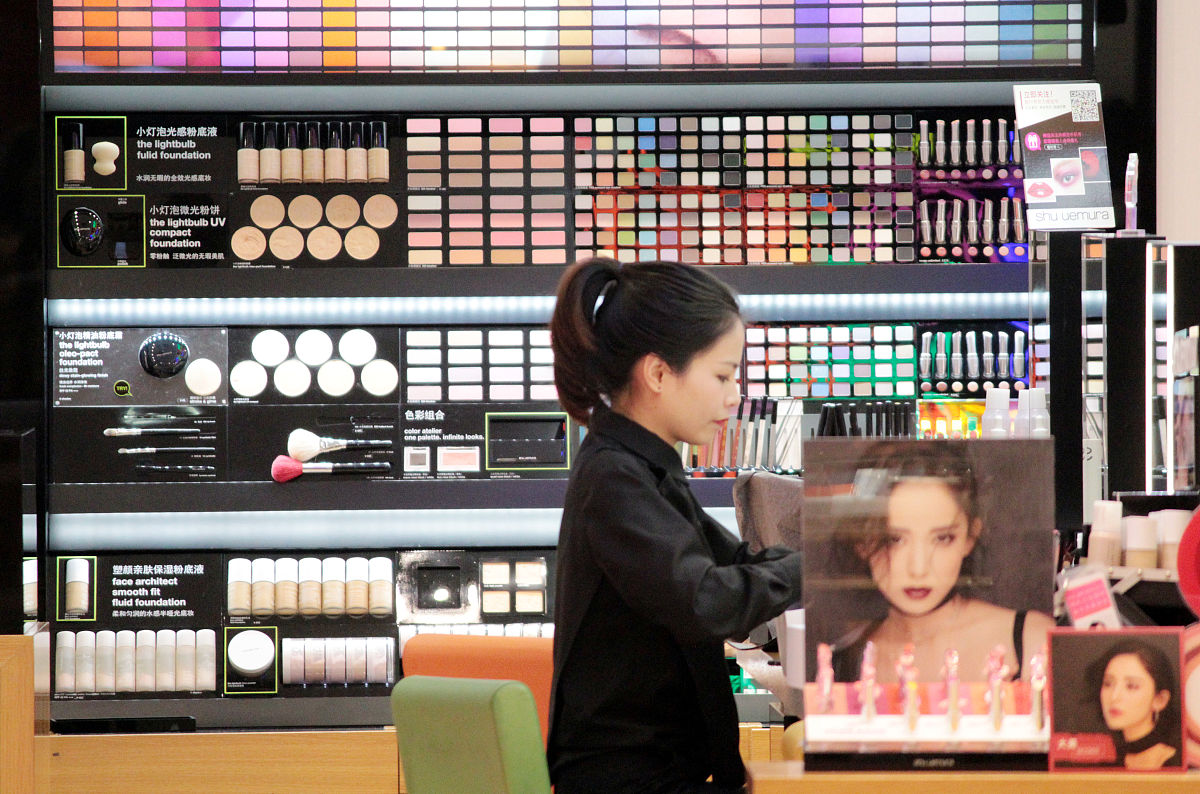 项目唇唇欲动线上店铺是一家主打是对当下热门的口红唇釉进行销售的店铺。请你根据以上信息为此进行背景分析市场现状、机会与威胁和项目目标内容目标、销售目标、粉丝目标。要求700字