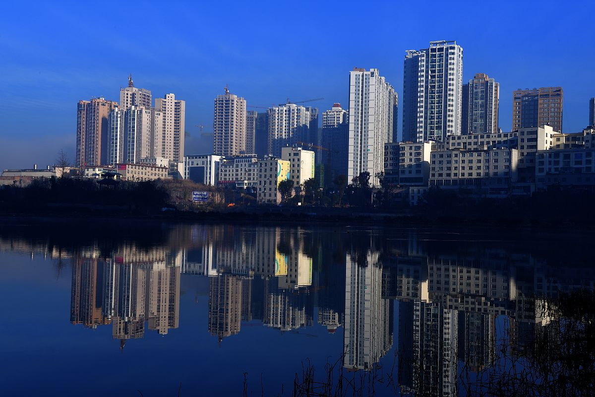 2019年12月14日,贵州省六盘水市,盘州市南湖风景区两岸的楼盘.