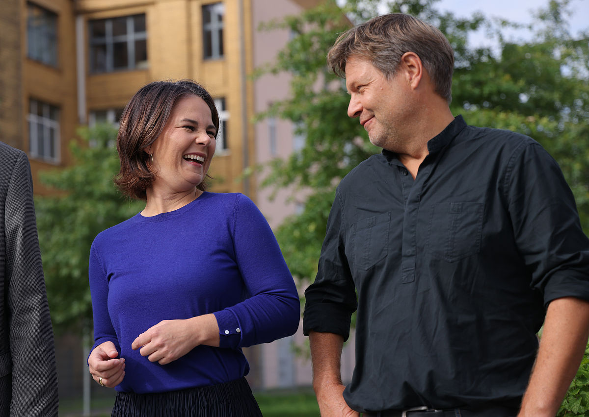 成立专门的研究调查小组：深入分析解决问题的利器