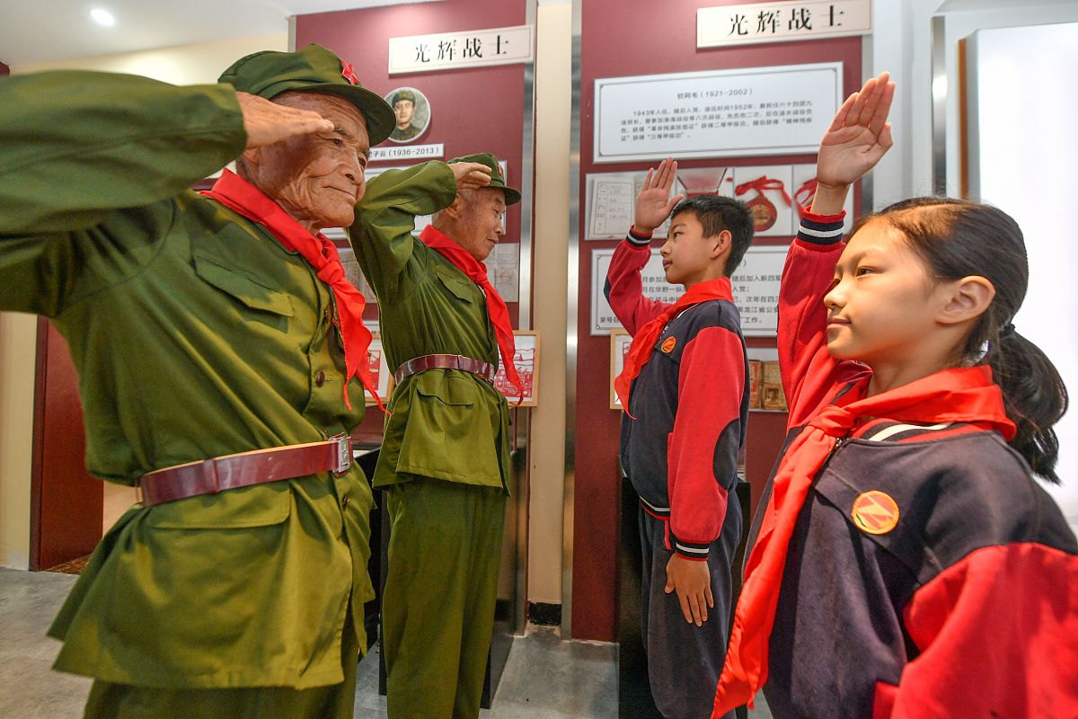 石家庄天使护士学校慰问抗美援朝老兵 传承红色革命精神